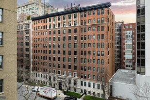 220-232 E Walton Plz in Chicago, IL - Building Photo