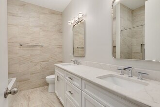 864 N State St, Unit 2 in Chicago, IL - Building Photo - Building Photo