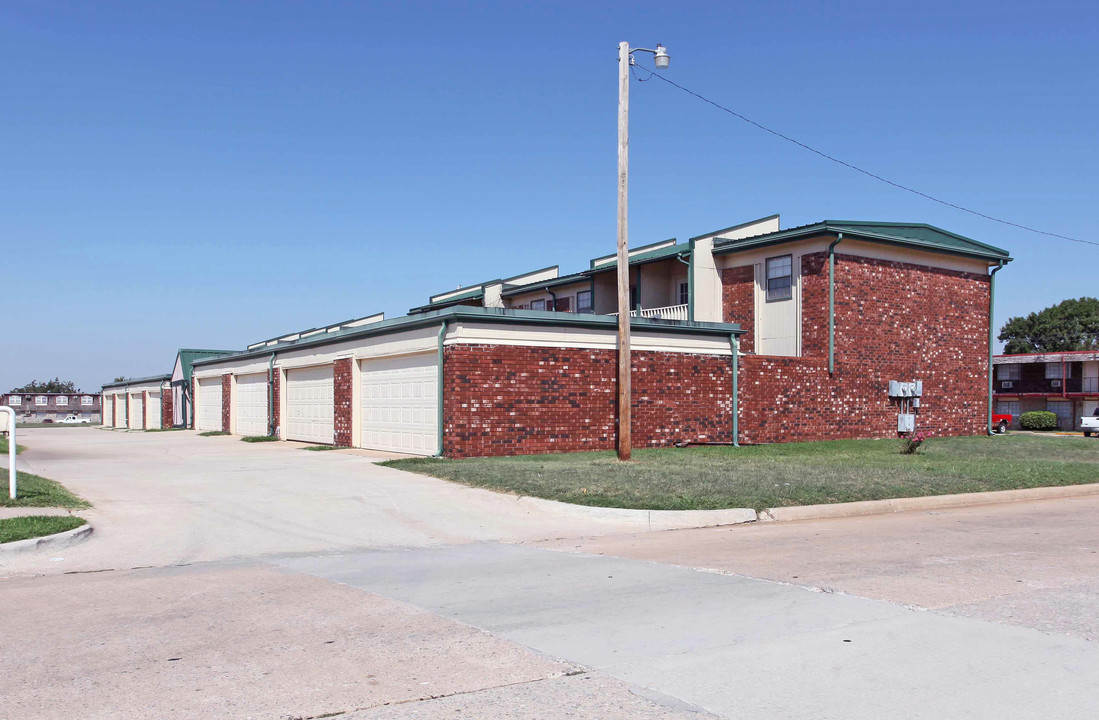 408 N Kimbell Rd in Yukon, OK - Building Photo