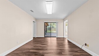 1017 Howard Ln in Bellaire, TX - Building Photo