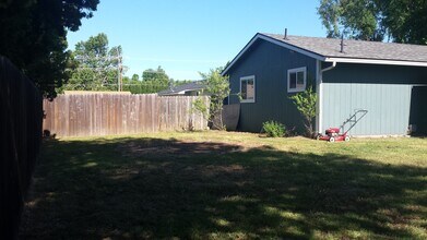 2483 Roberts Rd. in Medford, OR - Foto de edificio - Building Photo