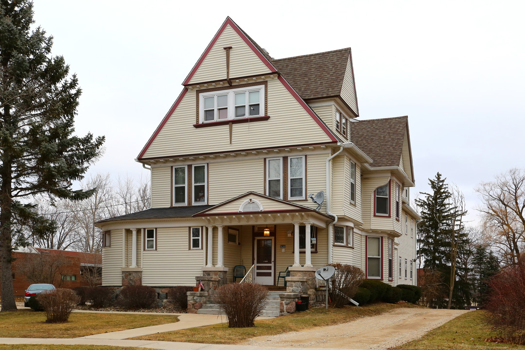 330 W Judd St in Woodstock, IL - Building Photo