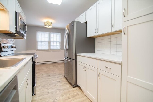 23 Bullocks Point Ave in East Providence, RI - Building Photo - Building Photo