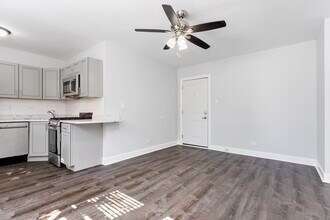 1521 W Sherwin Ave in Chicago, IL - Building Photo - Building Photo