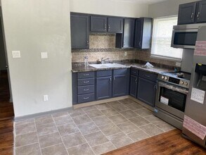412 W Parkwood Dr, Unit 1 in Dayton, OH - Building Photo - Building Photo