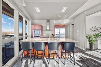 4471 Dean Martin Dr in Las Vegas, NV - Foto de edificio - Building Photo