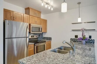 2440 Western Ave in Seattle, WA - Building Photo - Building Photo