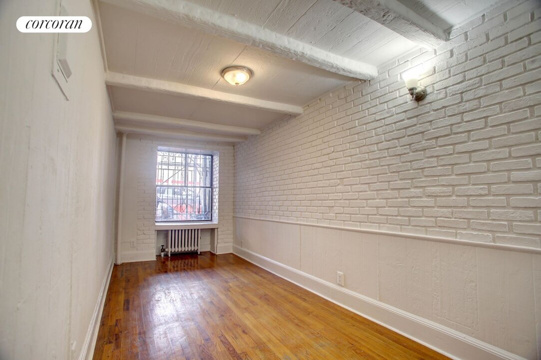 304 W 30th St in New York, NY - Building Photo