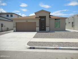 561 Oakmont in El Paso, TX - Building Photo