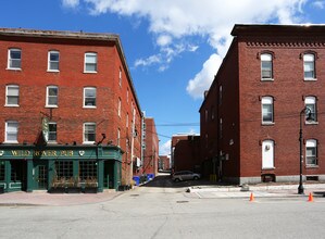 21 Kosciuszko St in Manchester, NH - Building Photo - Building Photo