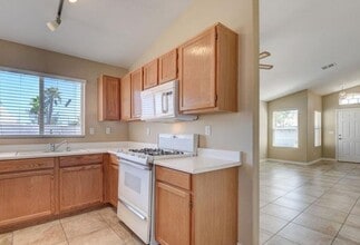 8100 W Gilmore Ave in Las Vegas, NV - Building Photo - Building Photo