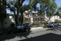 1221 N Flores St in West Hollywood, CA - Building Photo - Building Photo