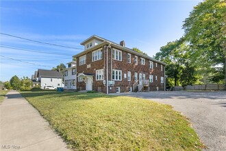 633 Brown St in Akron, OH - Foto de edificio - Building Photo