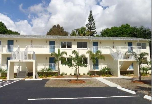 Royalston Apartments in Ft. Myers, FL - Building Photo