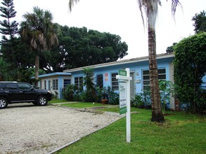 Sterling Apartments in Fort Lauderdale, FL - Building Photo - Building Photo