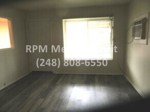 26135 Coolidge Hwy in Oak Park, MI - Building Photo - Building Photo