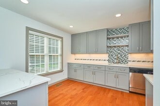 5810 Bunker Woods Ln in Burke, VA - Building Photo - Building Photo