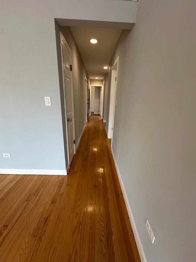 5754 W Montrose Ave, Unit A2 in Chicago, IL - Building Photo - Building Photo