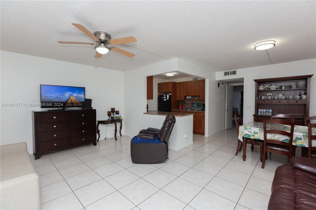 13355 SW 9th Ct in Pembroke Pines, FL - Foto de edificio