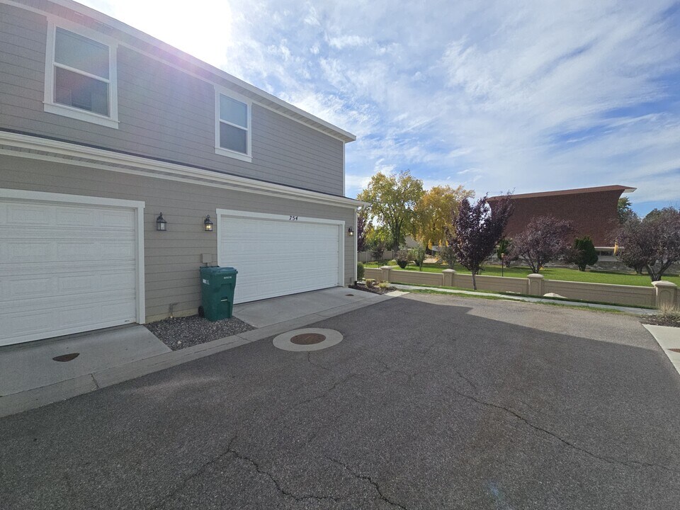 754 E 950 N in Layton, UT - Building Photo