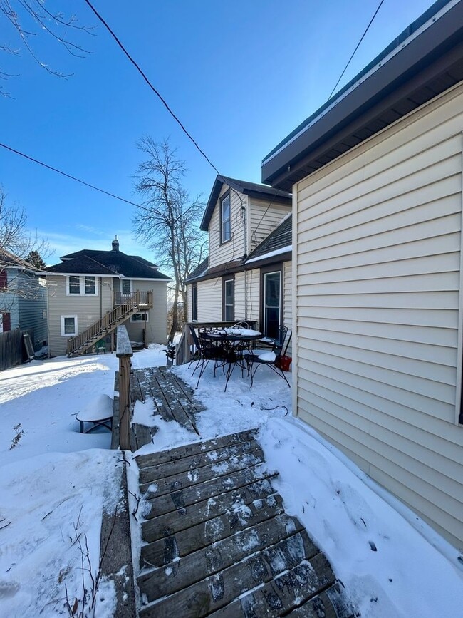 property at 921 E 8th St