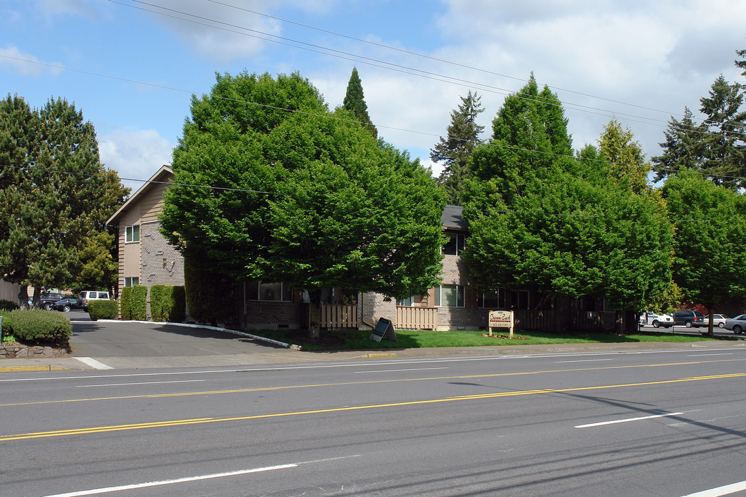 Crown East Apartments in Portland, OR - Building Photo