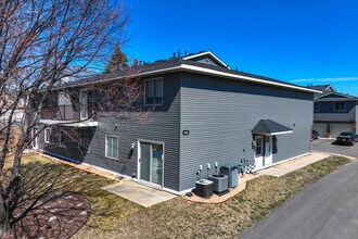 2063 N Park Dr in St. Paul, MN - Building Photo - Building Photo