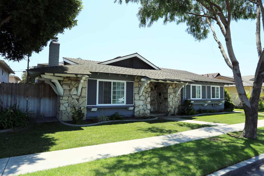 7592 Volga Dr in Huntington Beach, CA - Building Photo