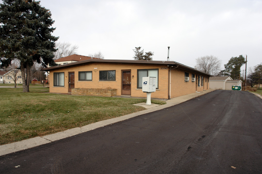 33740 Utica Rd in Fraser, MI - Building Photo