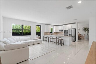 9974 NW 86th Ter in Doral, FL - Building Photo - Building Photo