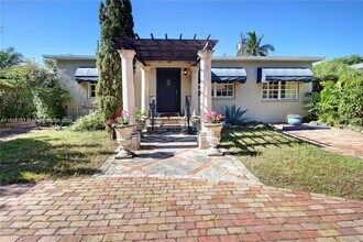 100 Andalusia Ave in Coral Gables, FL - Building Photo - Building Photo