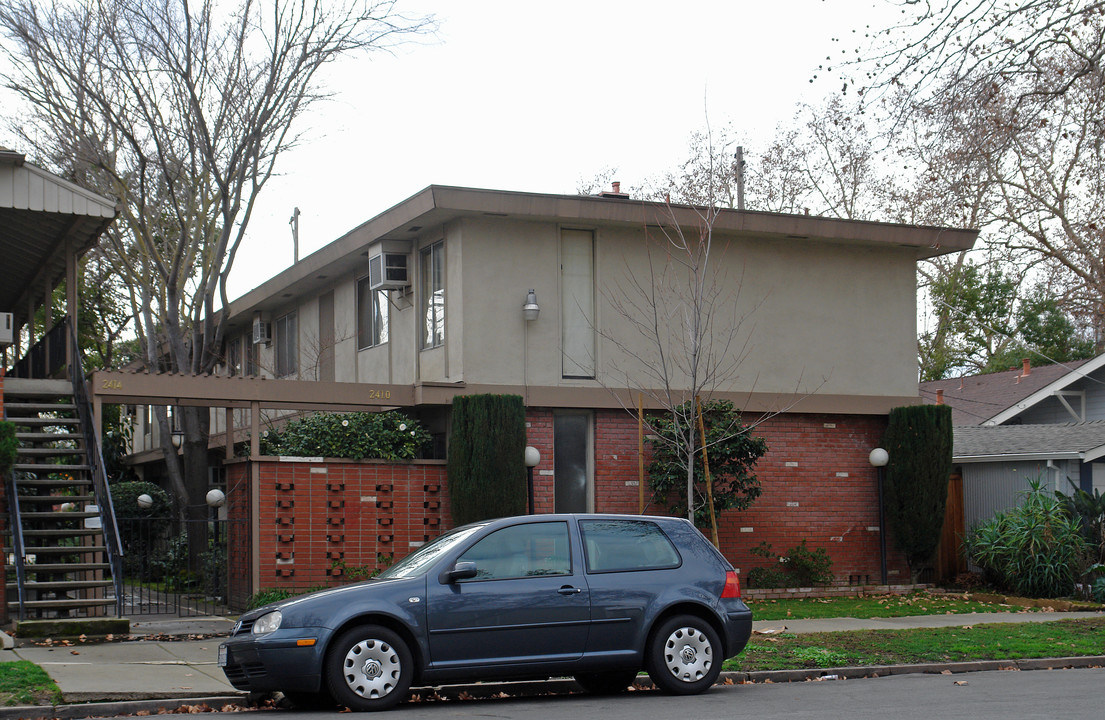 V Street Apartments in Sacramento, CA - Foto de edificio