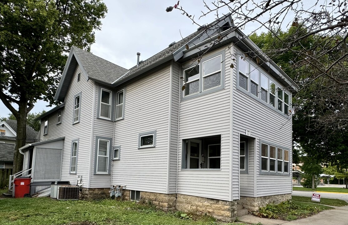 77 W Howard St in Winona, MN - Building Photo