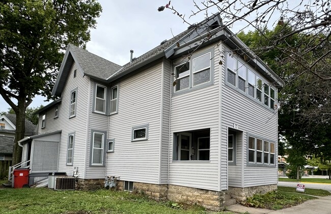 77 W Howard St, Unit 77 W. Howard Street  up