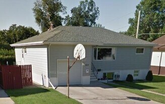 1615 Hanaford Ave in Bismarck, ND - Building Photo