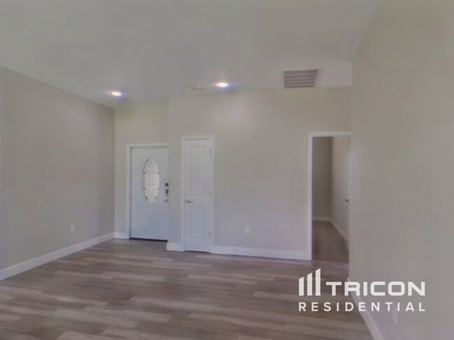 1439 N Salford Blvd in North Port, FL - Building Photo - Building Photo