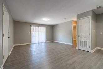 Pines Apartments in Jonesboro, AR - Building Photo - Interior Photo