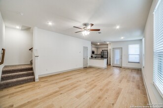 7557 Briarwood Pass, Unit 042-407 in San Antonio, TX - Foto de edificio - Building Photo