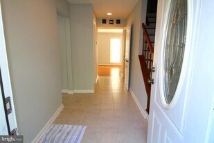 10089 Bunker Woods Ct in Burke, VA - Building Photo