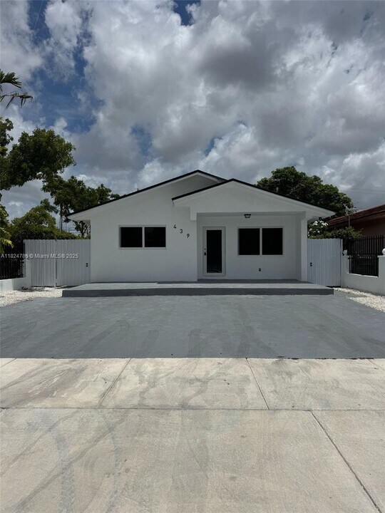439 E 16th St in Hialeah, FL - Building Photo