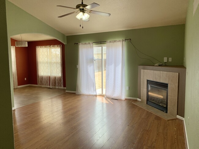 1234 E Arnold St in Laramie, WY - Foto de edificio - Building Photo