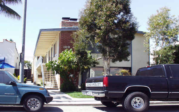 109 St Joseph Ave in Long Beach, CA - Foto de edificio