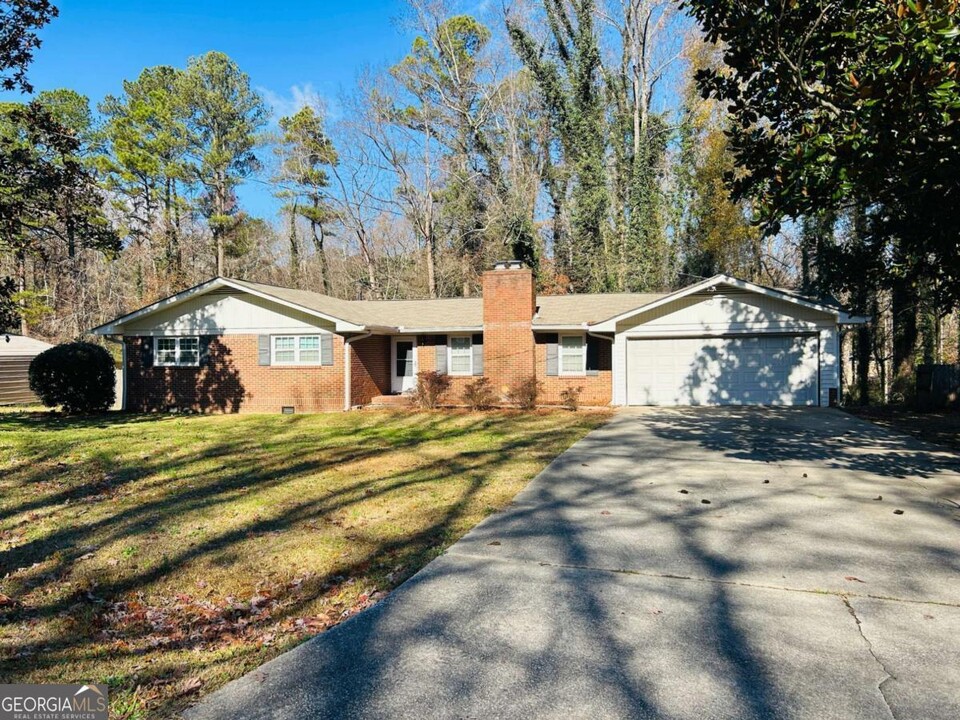 2324 Brenda Ln in Lithia Springs, GA - Building Photo