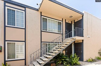 4572 Nebo Dr, Unit H in La Mesa, CA - Foto de edificio - Building Photo
