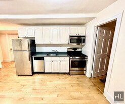 150 E 84th St in New York, NY - Building Photo
