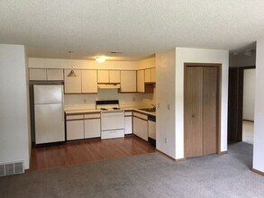145 Sugar Creek Ln in North Liberty, IA - Building Photo - Building Photo