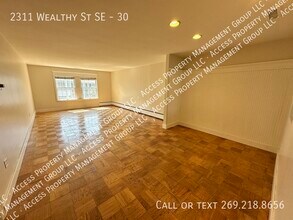 2311 Wealthy St SE in Grand Rapids, MI - Building Photo - Building Photo
