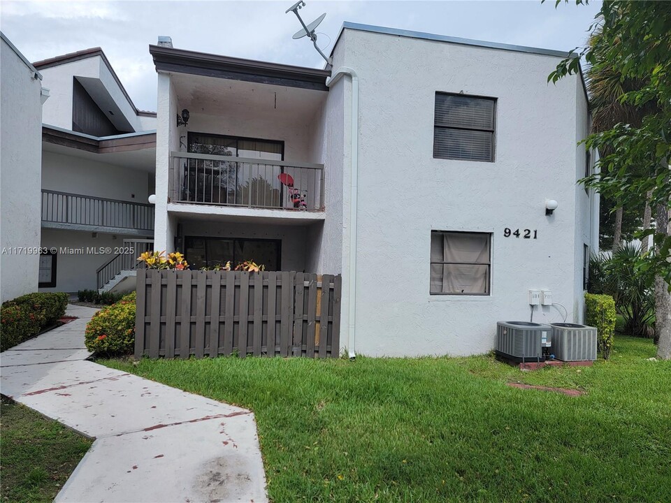 9421 Fontainebleau Blvd, Unit 203 in Miami, FL - Foto de edificio