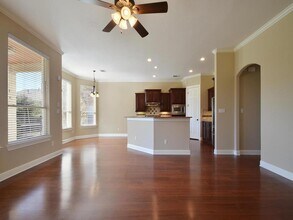 1001 Sunflower Trail in Sunset Valley, TX - Foto de edificio - Building Photo
