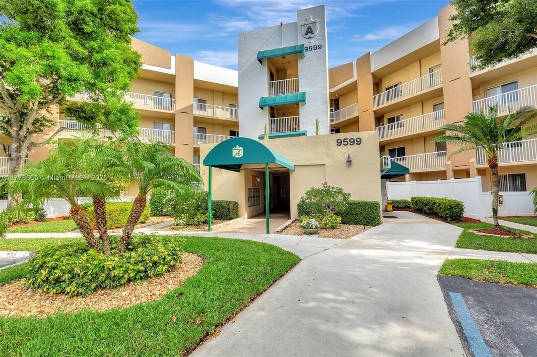 9599 Weldon Cir in Tamarac, FL - Building Photo